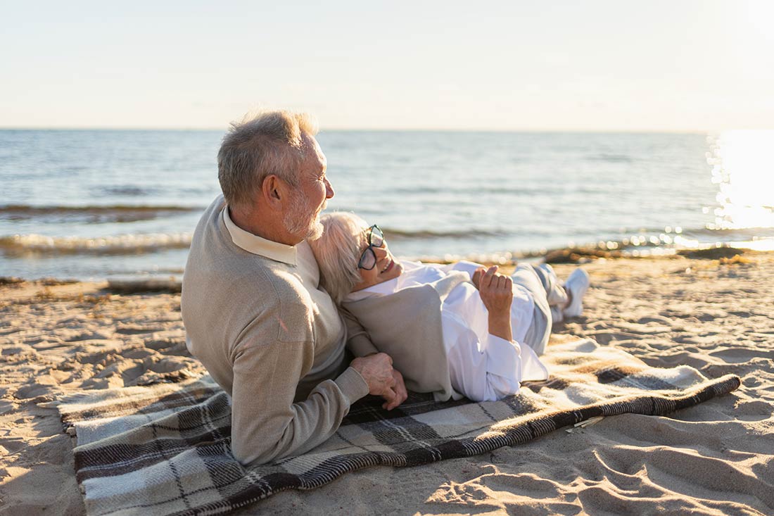 Pareja de pensionados aprendiendo sobre finanzas